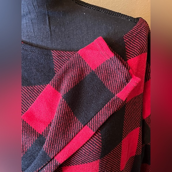 Red and black plaid off the shoulder long sleeve top.  SIZE XL - Picture 5 of 12